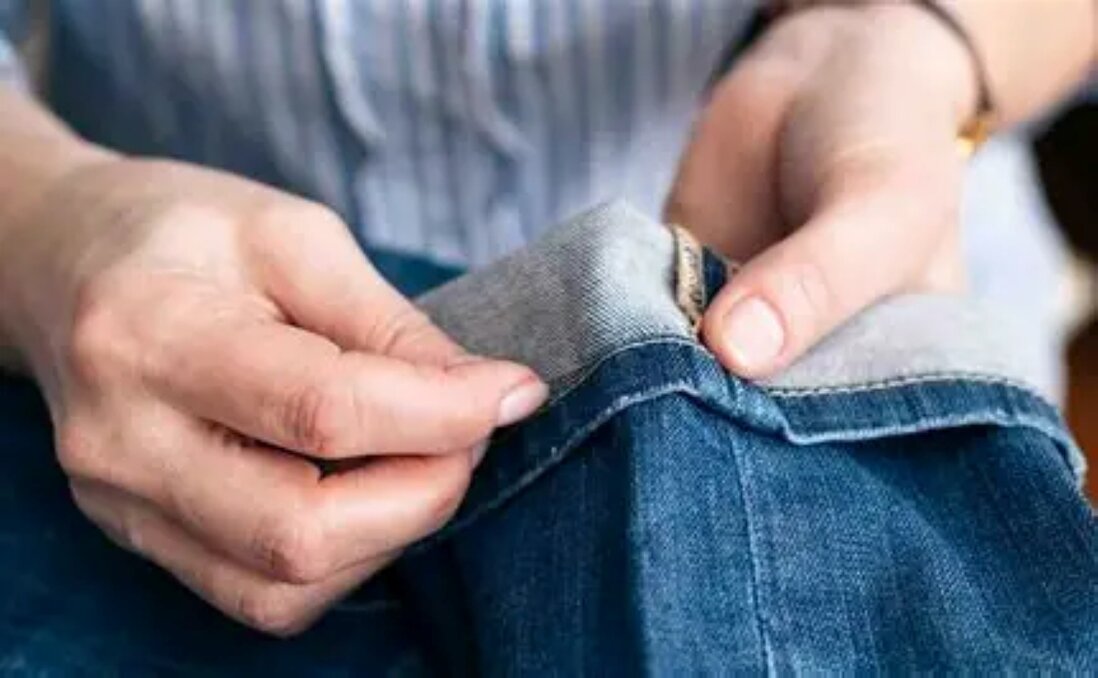 Ourlet de pantalon réalisé dans un atelier de couture