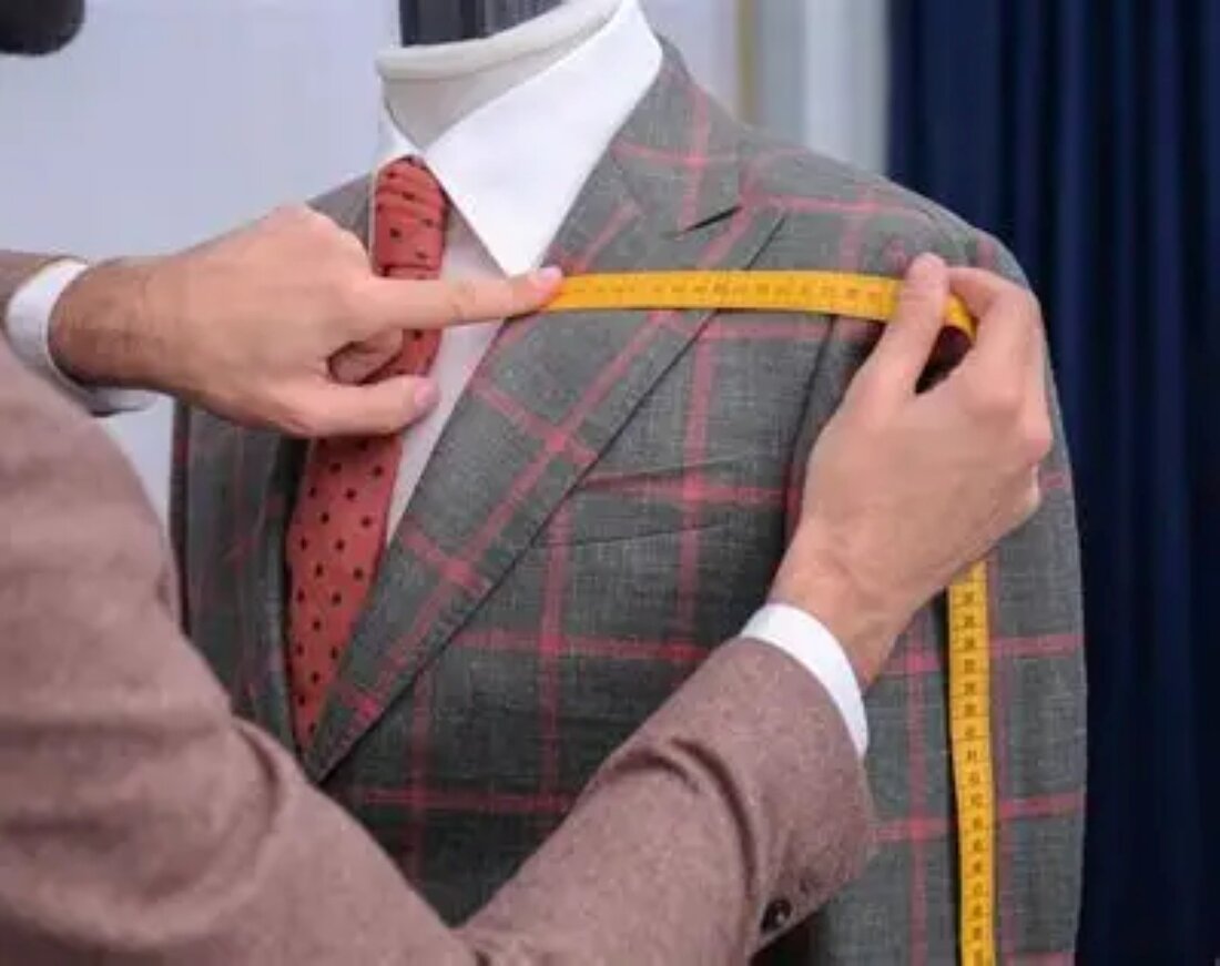 Prise de mesure sur un vêtement pour une retouche de taille