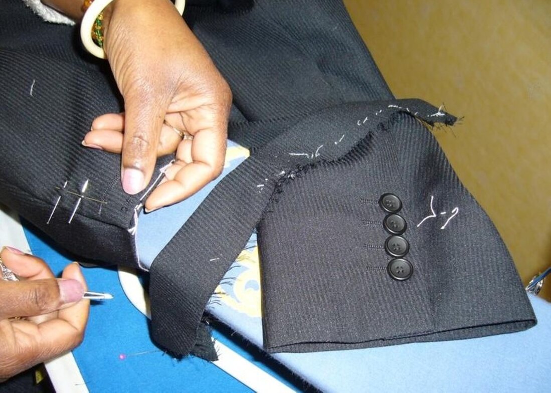Retouche de la longueur des manches sur une veste