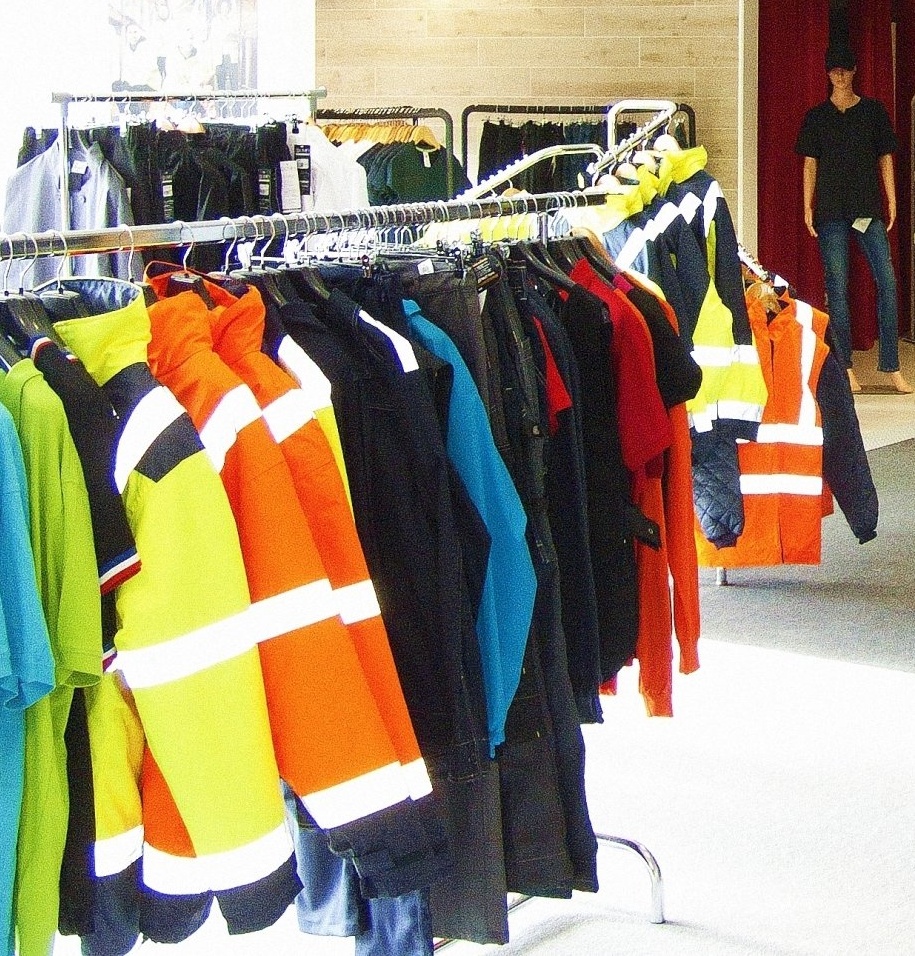 Équipe portant des vêtements professionnels personnalisés