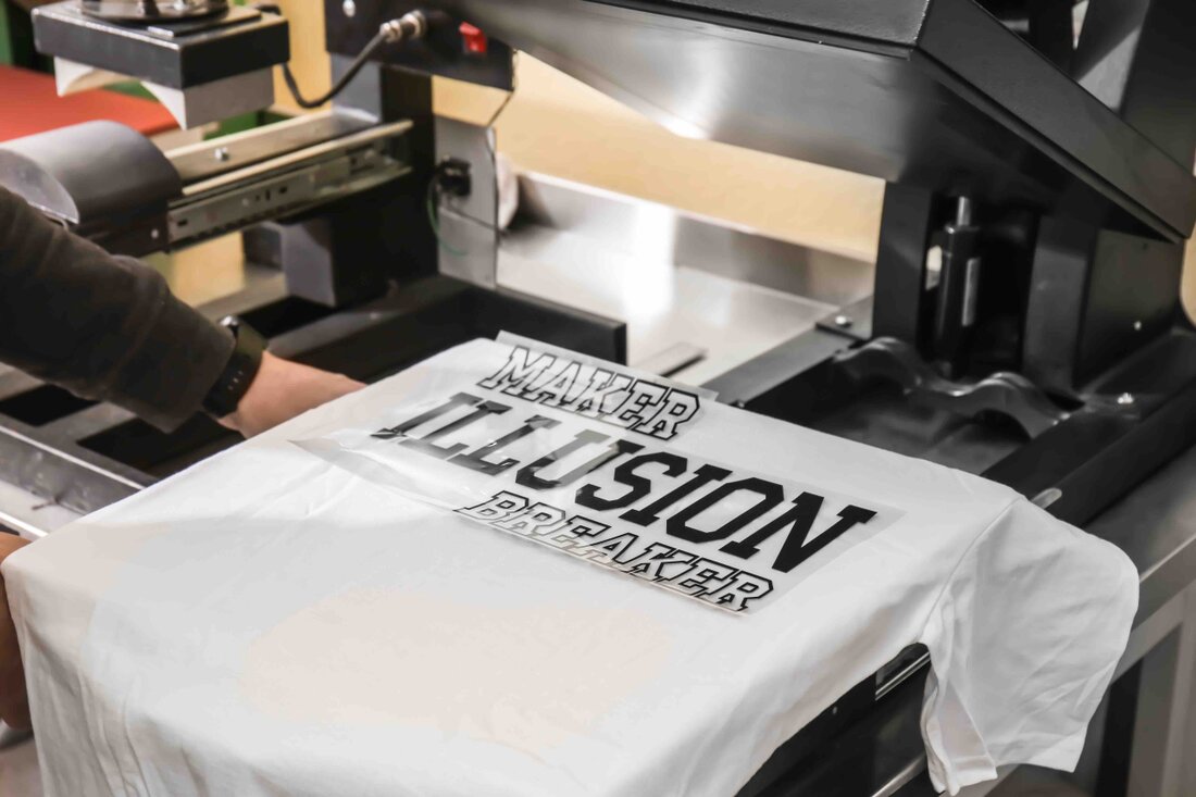 T-shirts personnalisés alignés sur une table dans un atelier